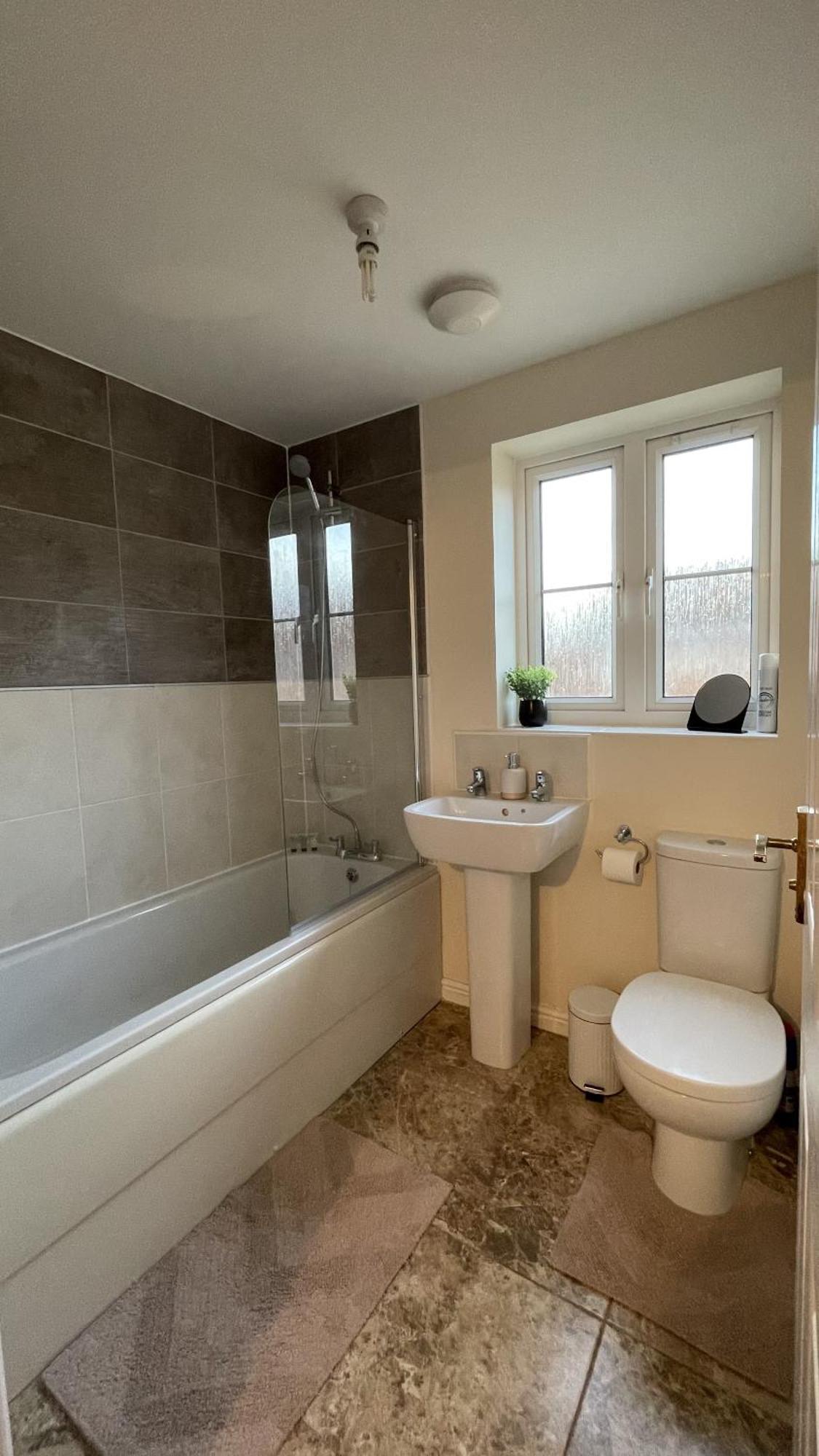 Spacious 4 Bedroom, Perfect For Contractors, Families, Private Parking Royal Wootton Bassett Esterno foto